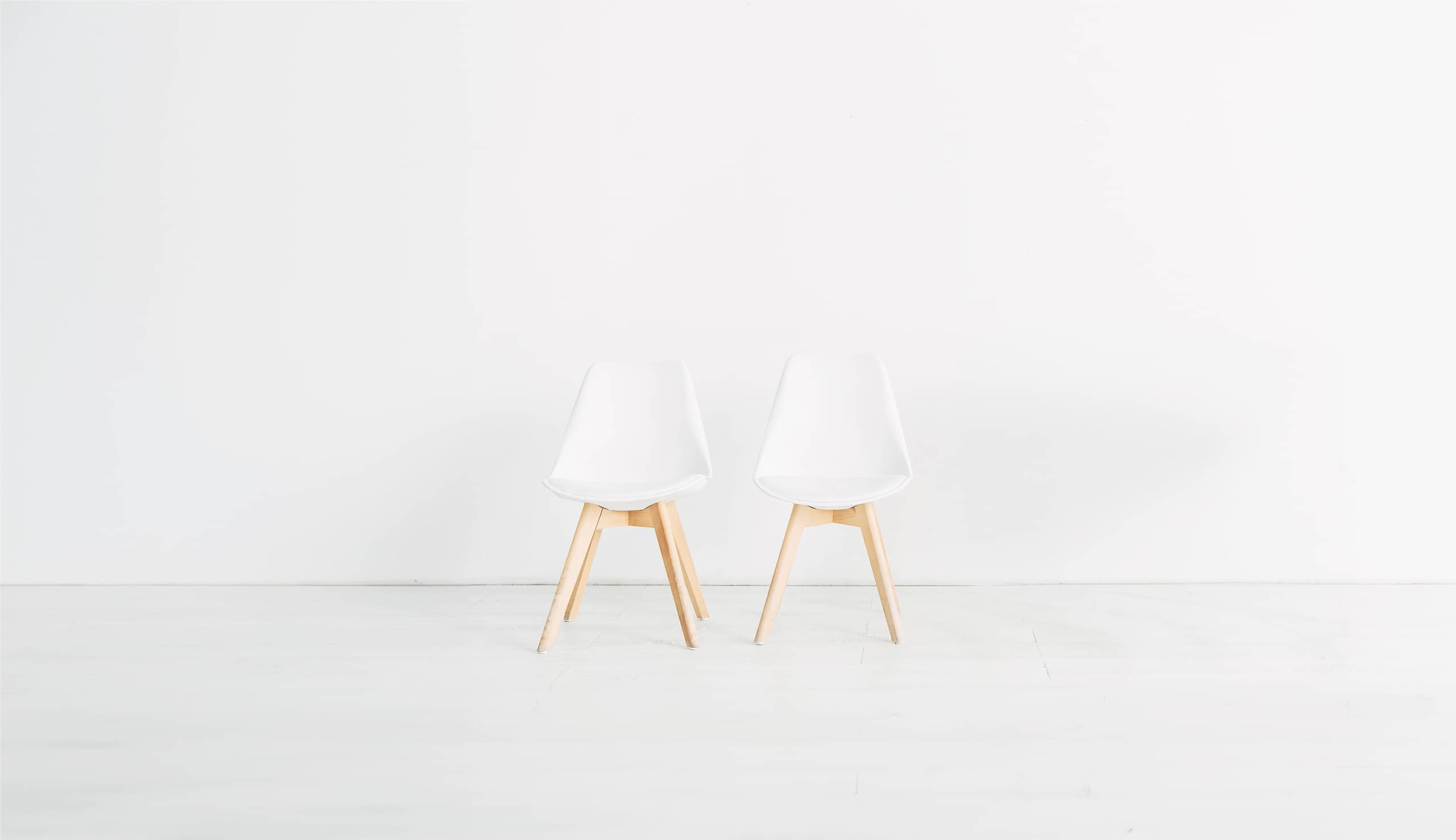 Studio113の2人をイメージした白い2脚の椅子